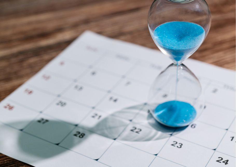 Calendario y reloj de arena