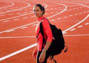 Chica en pista de atletismo