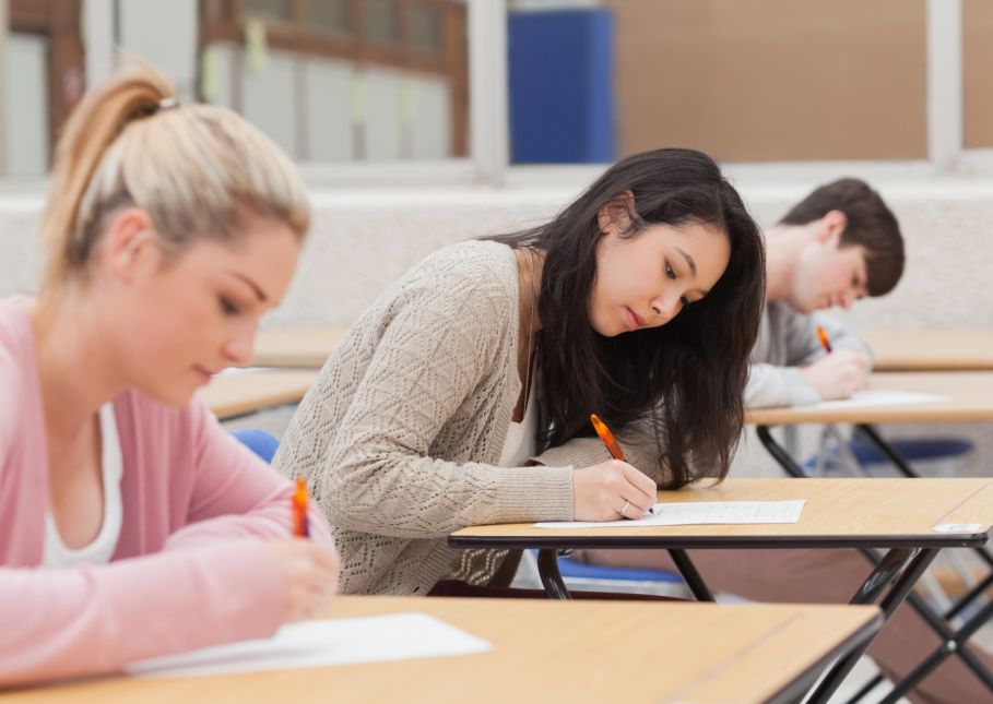 Personas realizando un examen