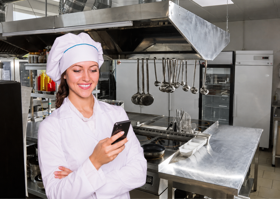Auxiliar de cocina consultando p