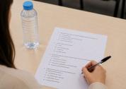 Opositor realizando un examen