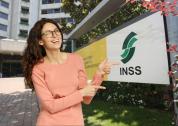 Mujer señalando logo INSS