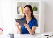 Opositor consultando tablet