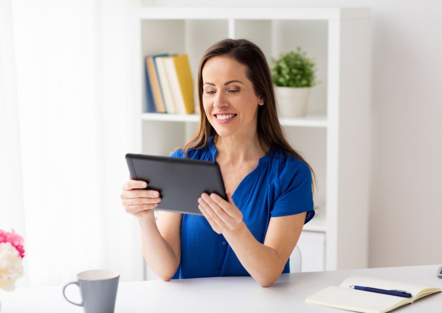 Opositor consultando tablet