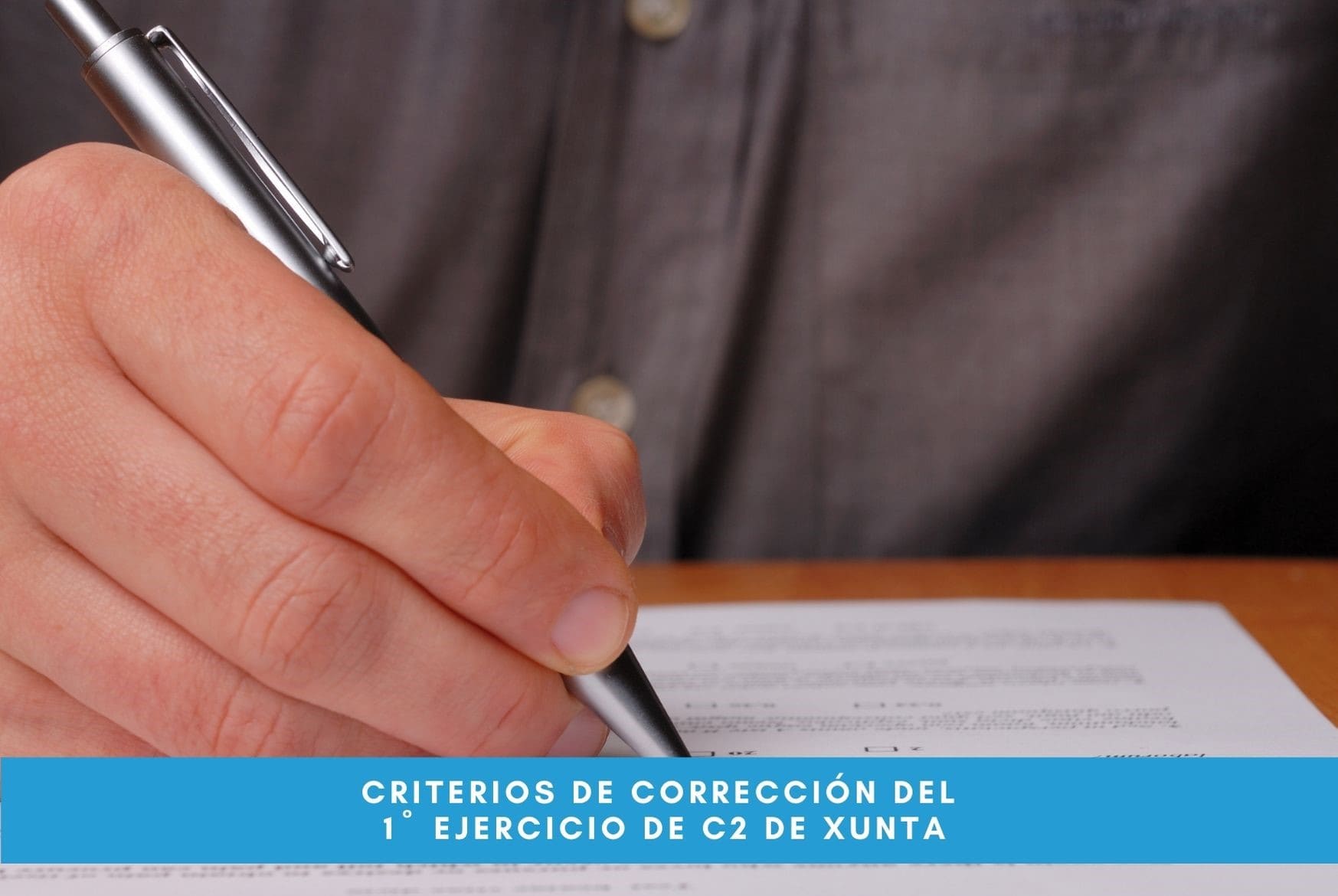 Señor corrigiendo examen