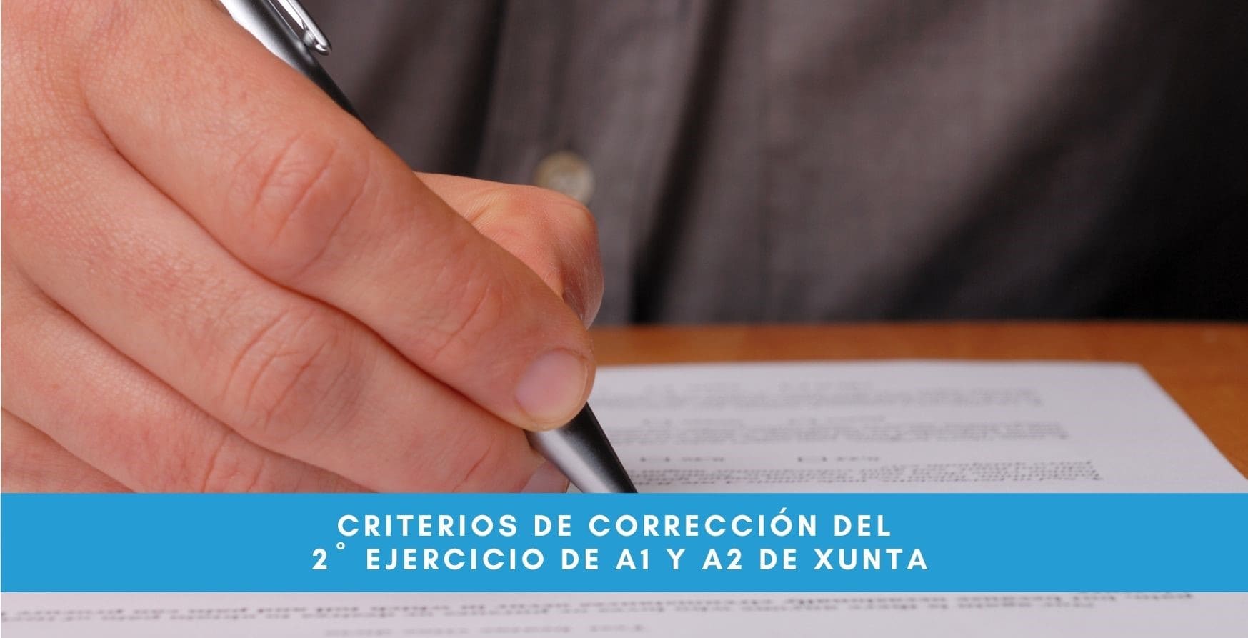 Persona corrigiendo examen