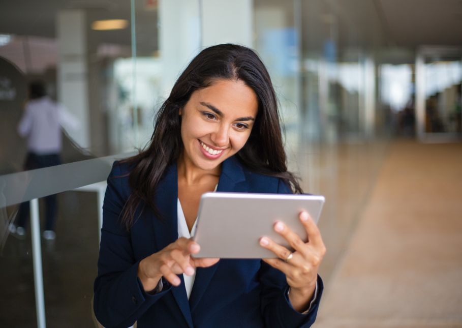Mujer mirando una tablet
