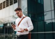 Funcionario consultando el teléf