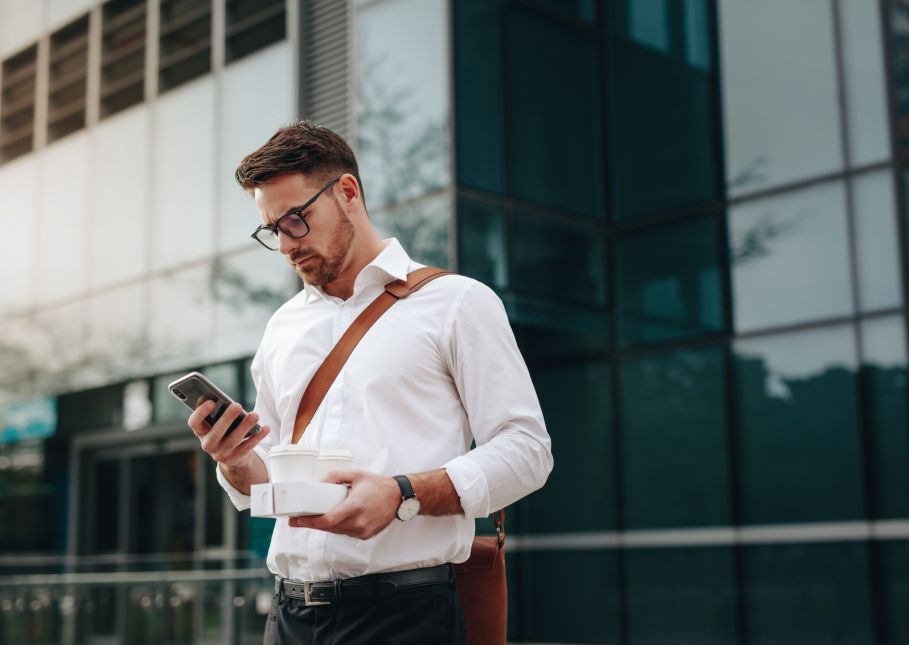 Funcionario consultando el teléf