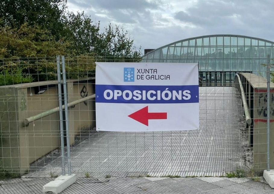 Cartel señalando lugar de celebr
