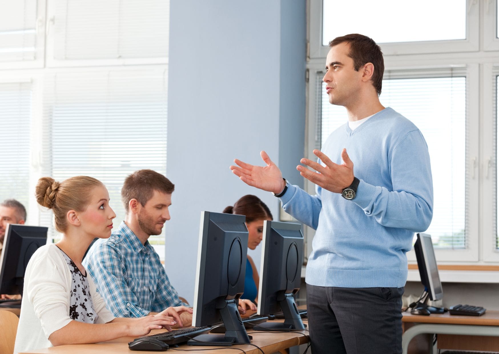 Docente impartiendo clase