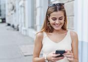 Mujer consultando teléfono