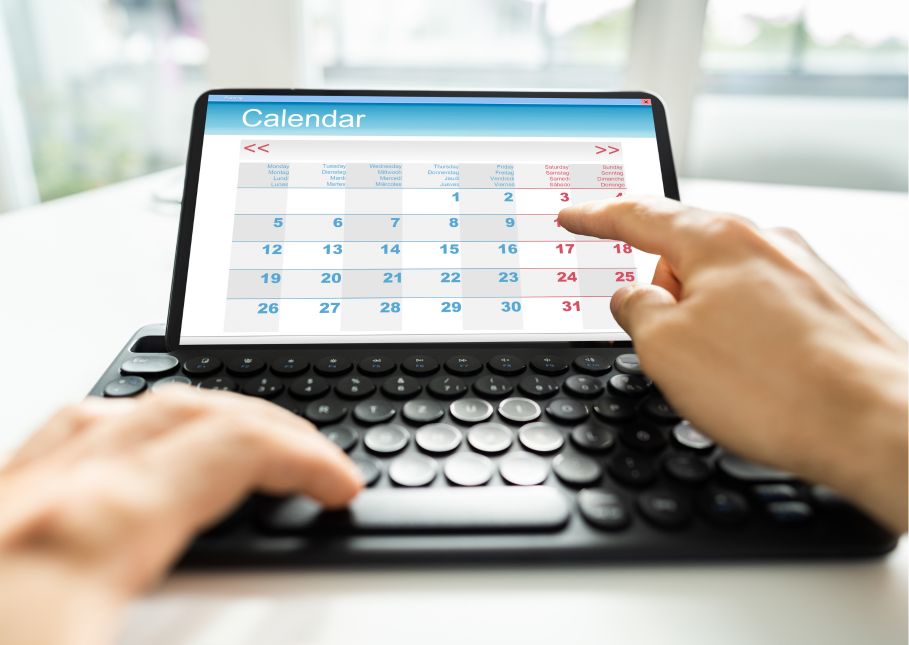 Persona consultando el calendari