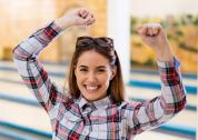 Mujer contenta por conseguir pla