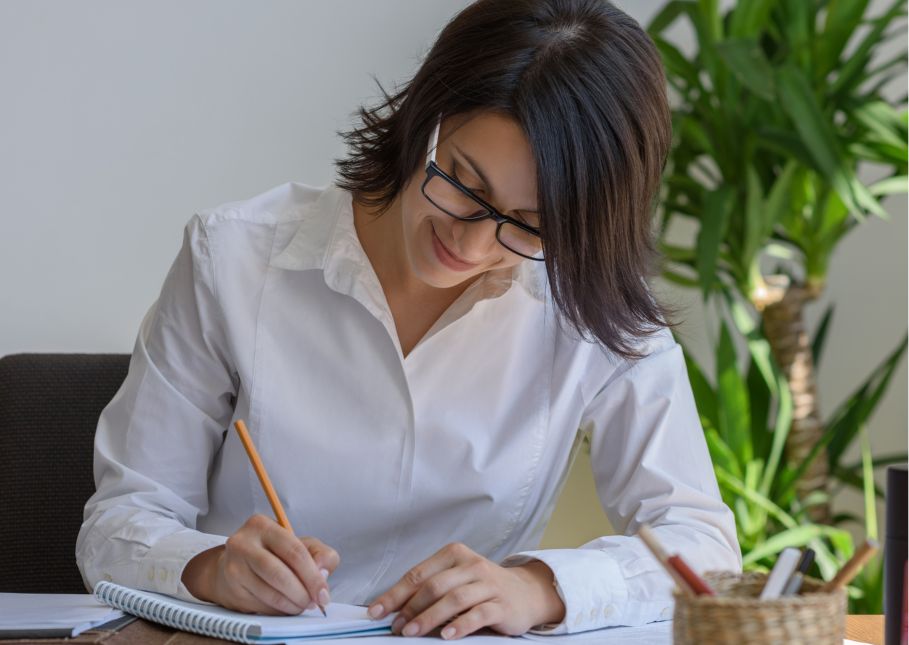 Opositora estudiando