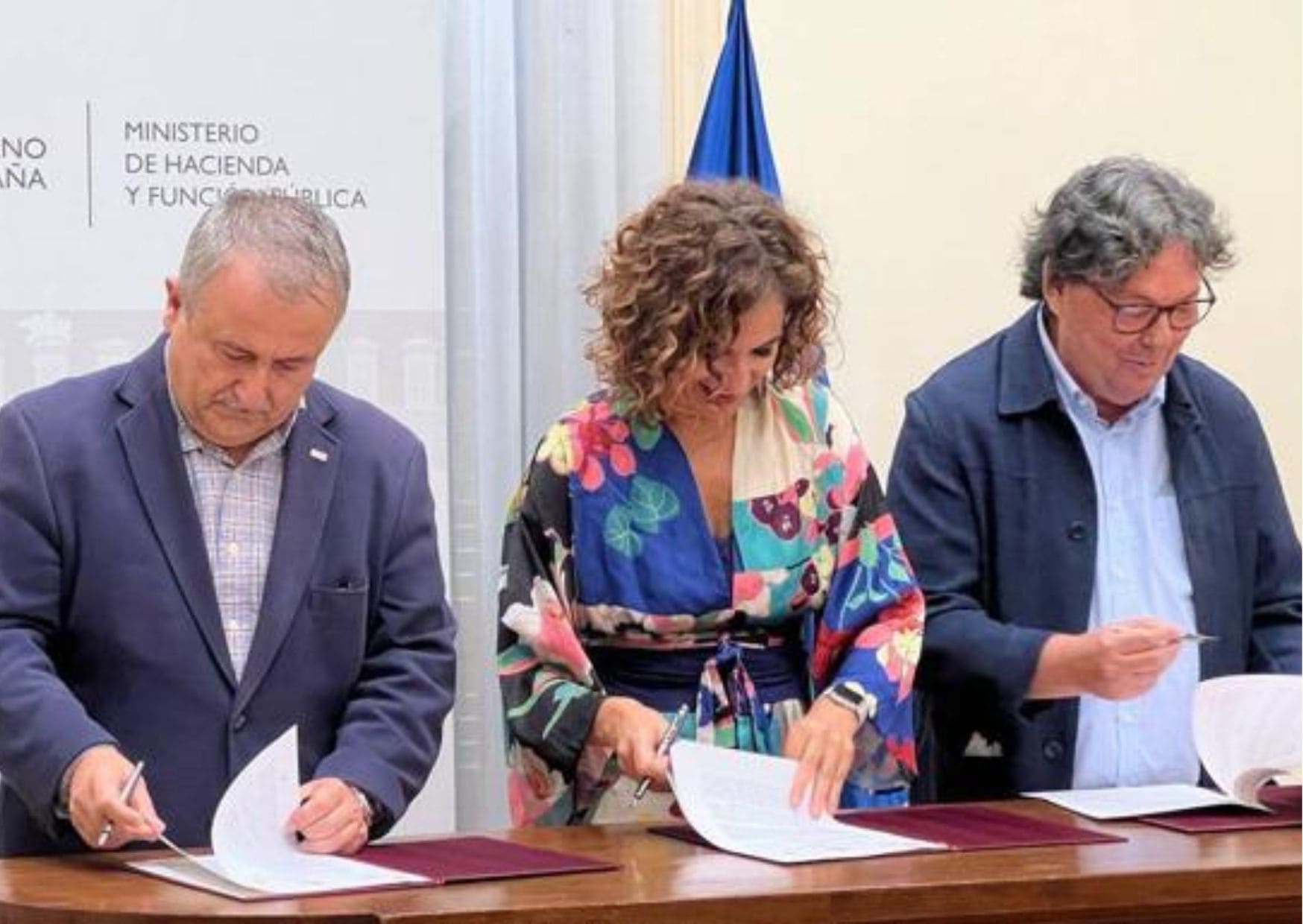 Firma del acuerdo entre Ministra