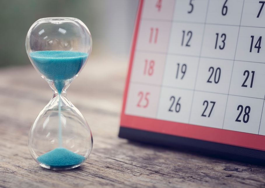 Calendario y reloj de arena