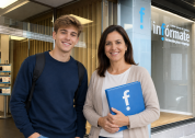 Alumnos en la puerta de In.fórma