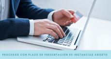 Hombre presentando instancia onl