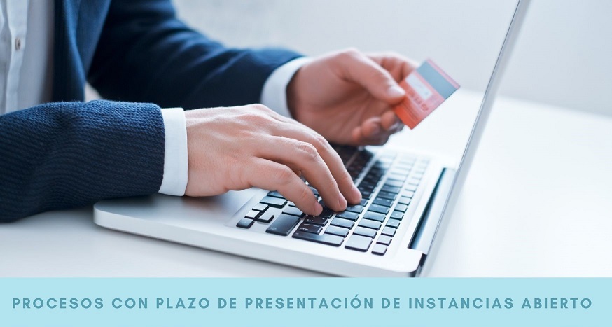 Hombre presentando instancia onl