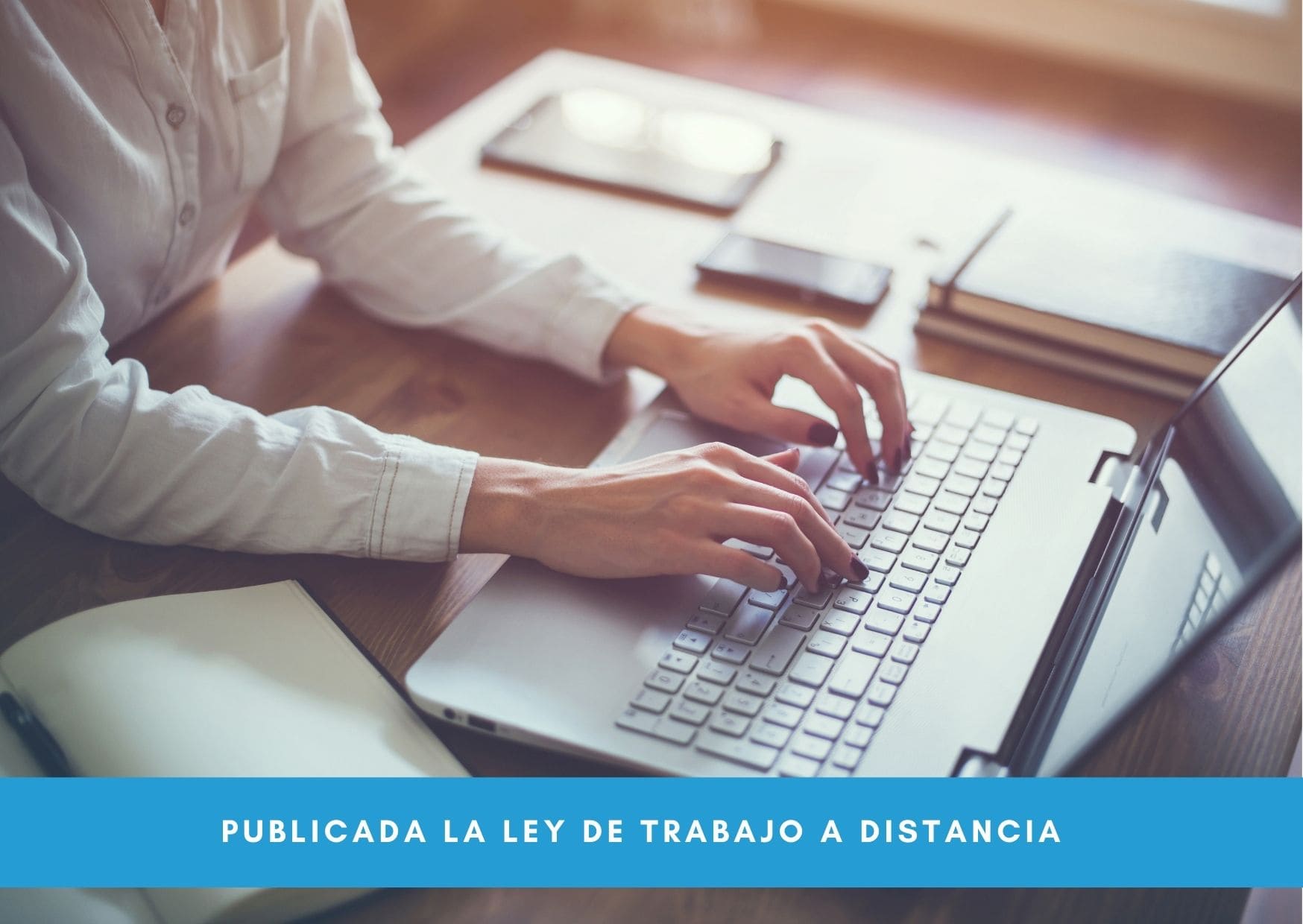 Persona teletrabajando