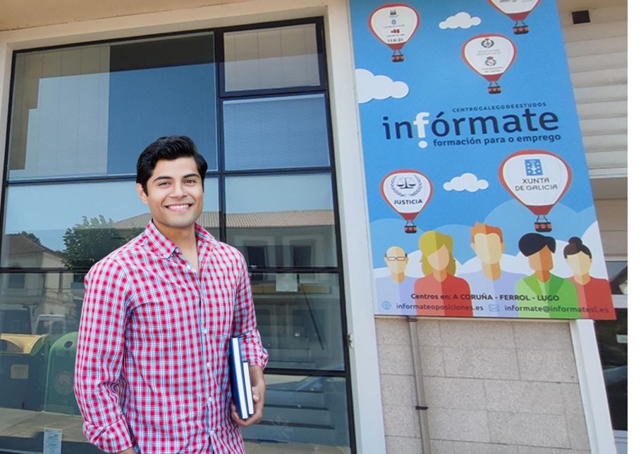 Estudiante de AFDs delante del c