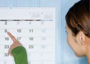 Persona mirando calendario