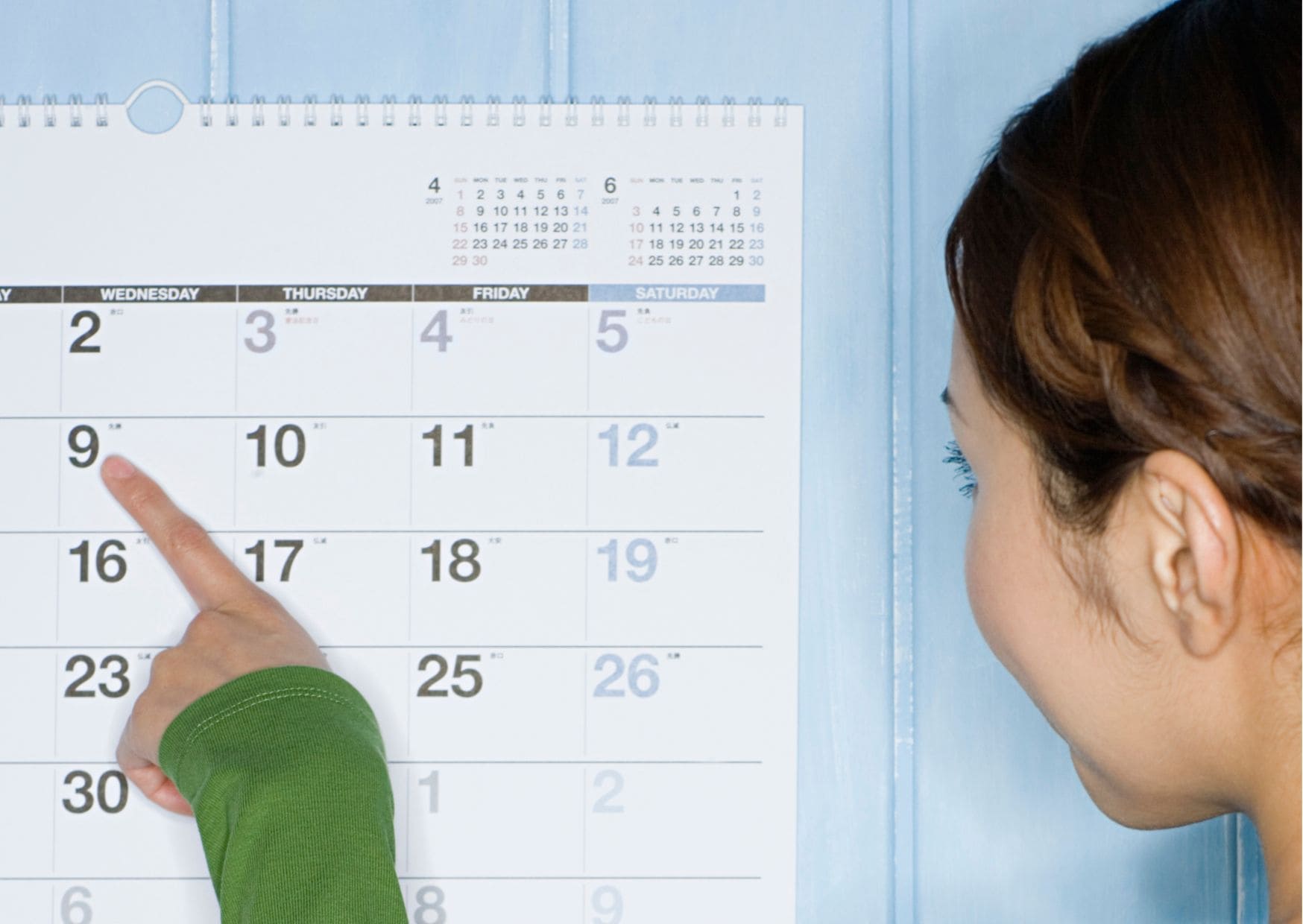Persona mirando calendario